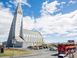 Bus touristique à côté de la Hallgrímskirkja