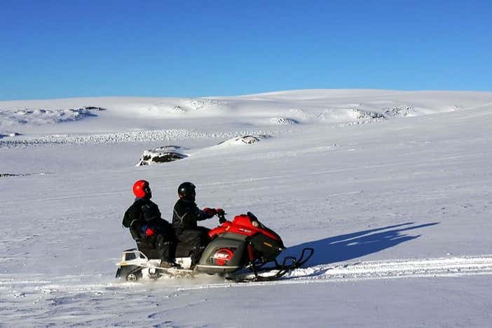 Parcourir l'Islande en motoneige