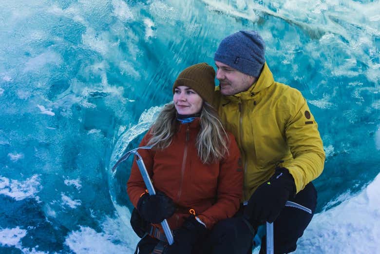 Explorez la grotte de glace bleue