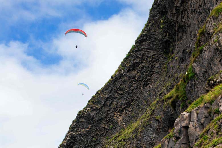 Survolez les falaises de Vík